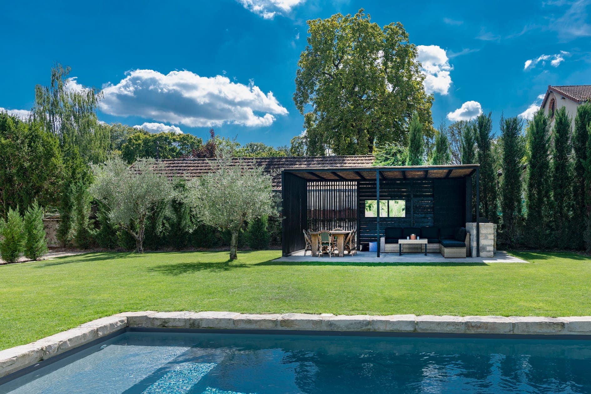 The garden, as beautiful and minimalist as the interiors. 