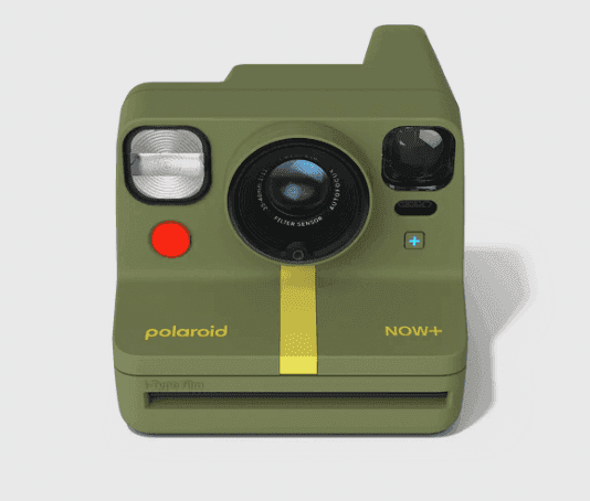 Appareil photo instantané Polaroid Now+ vert olive au design classique. Il est doté d'un grand objectif, d'un flash et d'un viseur à l'avant. Une bande jaune traverse le centre et de petits boutons de commande sont visibles.