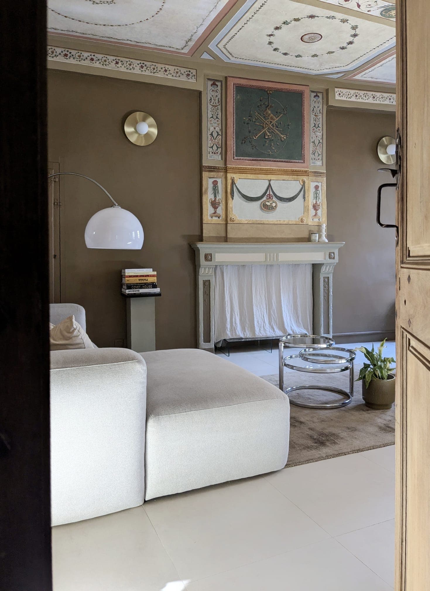 Le très beau salon de Santa Lazo. 