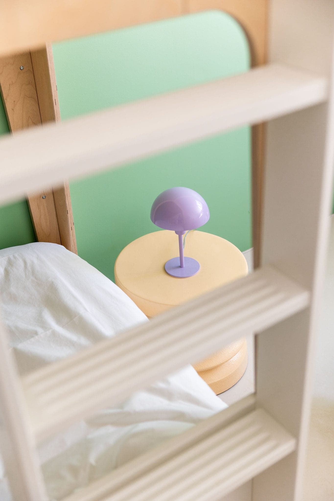 Dans les chambres, une palette pastel et colorée. 