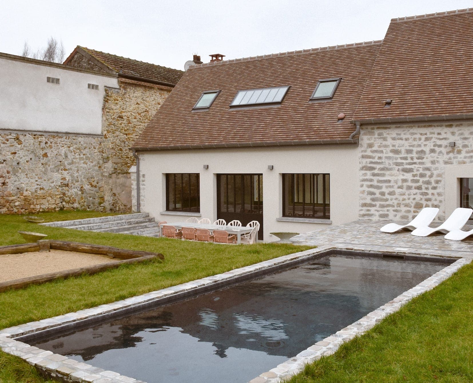 La façade et la piscine de la Villa Albertine. © The Host
