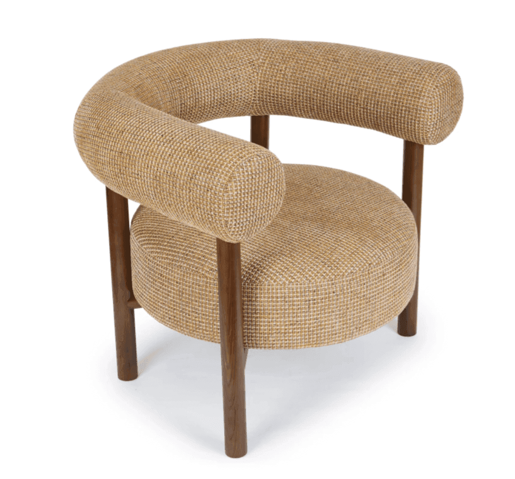 Fauteuil moderne au design circulaire. Il est doté d'un dossier incurvé et rembourré et d'une assise en tissu beige tissé. Le fauteuil est soutenu par quatre pieds en bois avec une finition lisse et foncée.