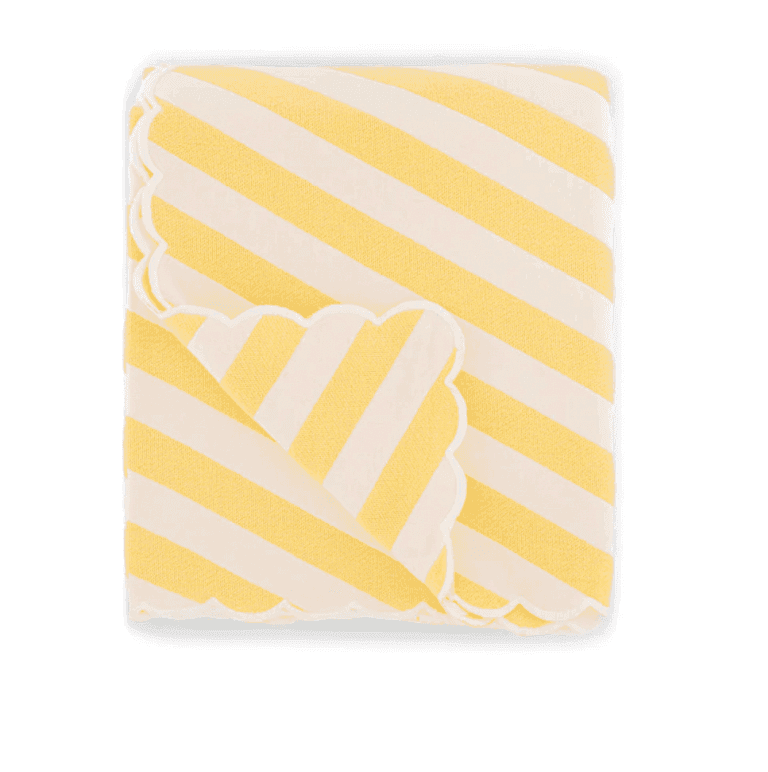 Un couvre-lit plié avec des rayures diagonales jaunes et blanches. Elle présente un design de bord festonné, révélant un motif similaire sur le dessous. La couverture est soigneusement pliée, mettant en valeur sa palette de couleurs vives et sa bordure unique.