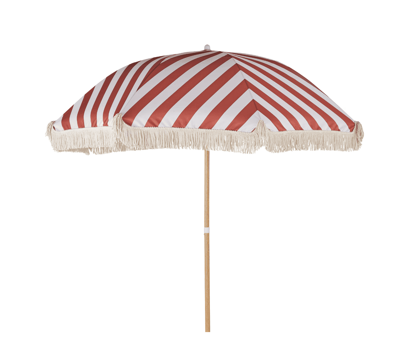 Un parasol de plage à rayures diagonales rouges et blanches et bordure à franges, fixé à un poteau en bois.