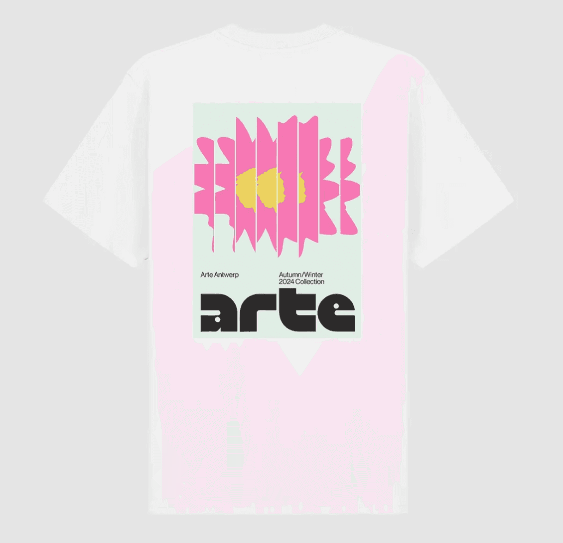T-shirt blanc avec un motif abstrait rose et jaune au dos. Le texte sur le t-shirt indique « Arte Antwerp » et « Collection Automne/Hiver 2024 » avec « arte » en grosses lettres en gras en bas.