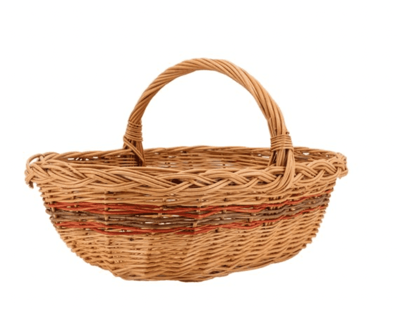 Un panier en osier tressé avec une poignée incurvée, présentant un motif tressé sur le bord et des bandes alternées de couleurs naturelles et brun rougeâtre dans le tissage.