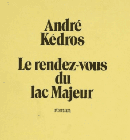 Couverture jaune du livre sur laquelle sont inscrits en noir le titre « Le rendez-vous du lac Majeur » et l'auteur « André Kédros ». Le mot « roman » est inscrit en dessous, indiquant qu'il s'agit d'un roman.