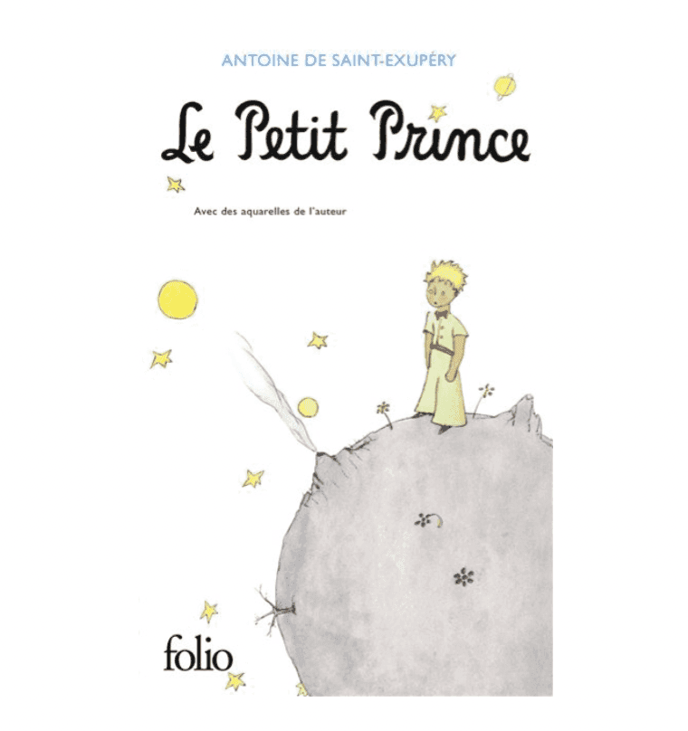 Couverture du livre "Le Petit Prince" d'Antoine de Saint-Exupéry, avec un dessin représentant un jeune garçon avec un foulard debout sur une petite planète ronde avec une fleur et de minuscules volcans. Des étoiles et des planètes sont dispersées sur le fond blanc.