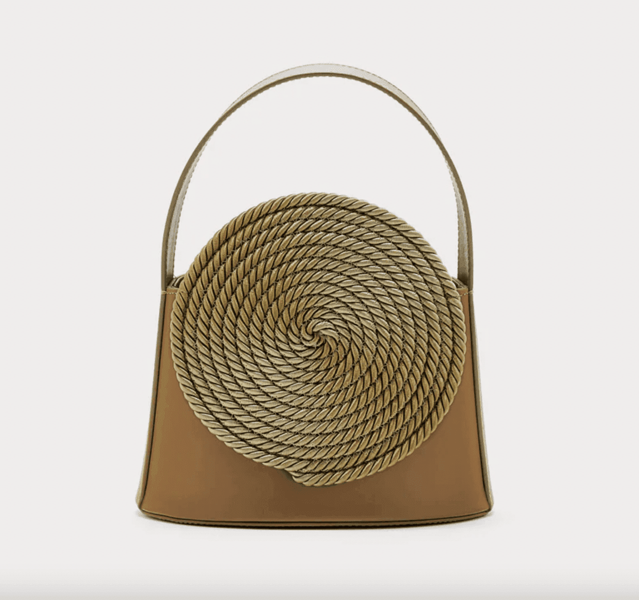 Un sac à main marron orné d'un motif unique en corde circulaire sur le devant. Doté d'une poignée unique et d'une forme structurée, il allie modernité et style artistique. Le motif en corde forme une spirale sur le devant.