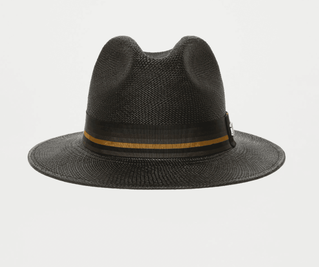 Un chapeau fedora noir à large bord et à bande rayée colorée à la base. Cette bande présente des dégradés de vert, de marron et de jaune. Le fond est uni et neutre.