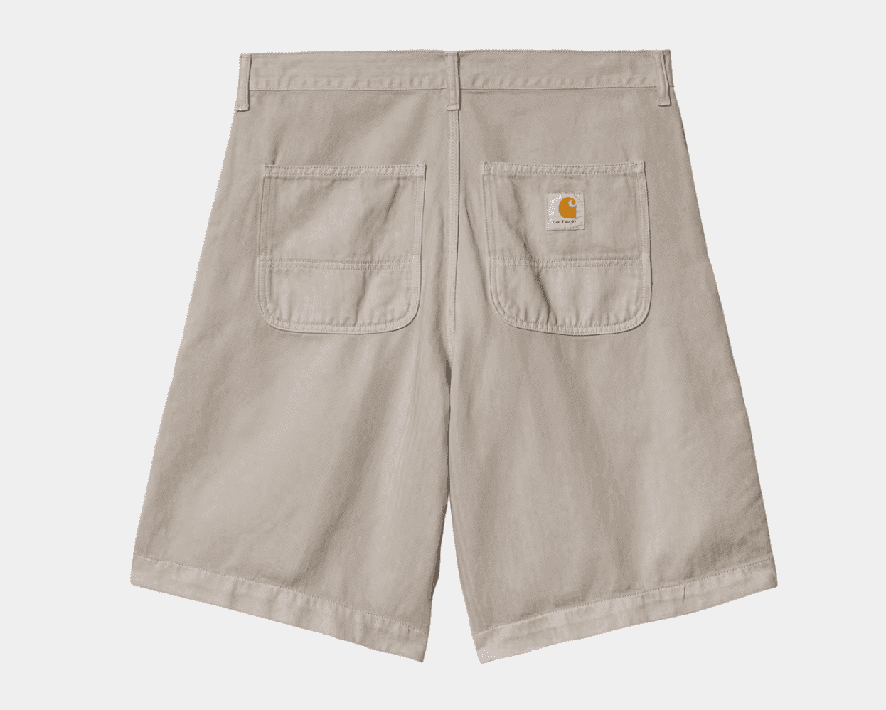 Short de travail beige avec deux grandes poches arrière, dont une ornée d'un petit patch logo marron. Ce short est plat, mettant en valeur sa coupe droite et son tissu résistant.