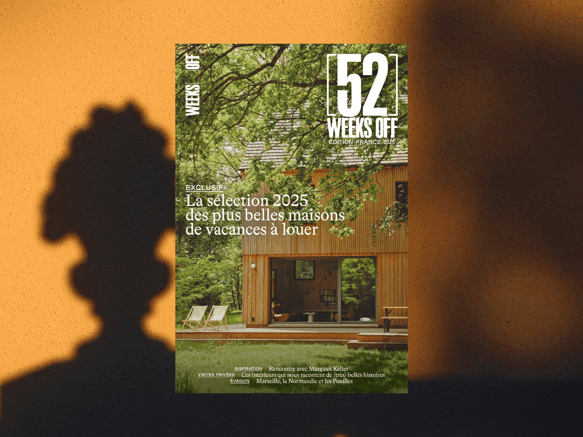 La couverture d'un magazine intitulé « 52 semaines de congé » présente une maison moderne en bois entourée d'arbres verdoyants. Le texte annonce une sélection 2025 de magnifiques maisons à louer, des résidences de vacances à travers la France.