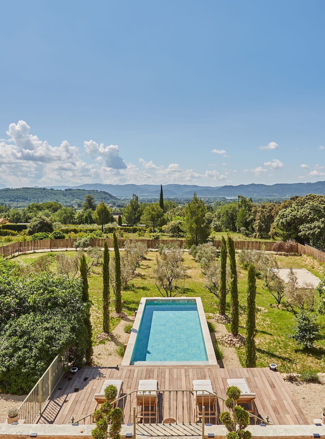 Le clou du spectacle ? La très belle piscine et sa vue panoramique sur la nature. 