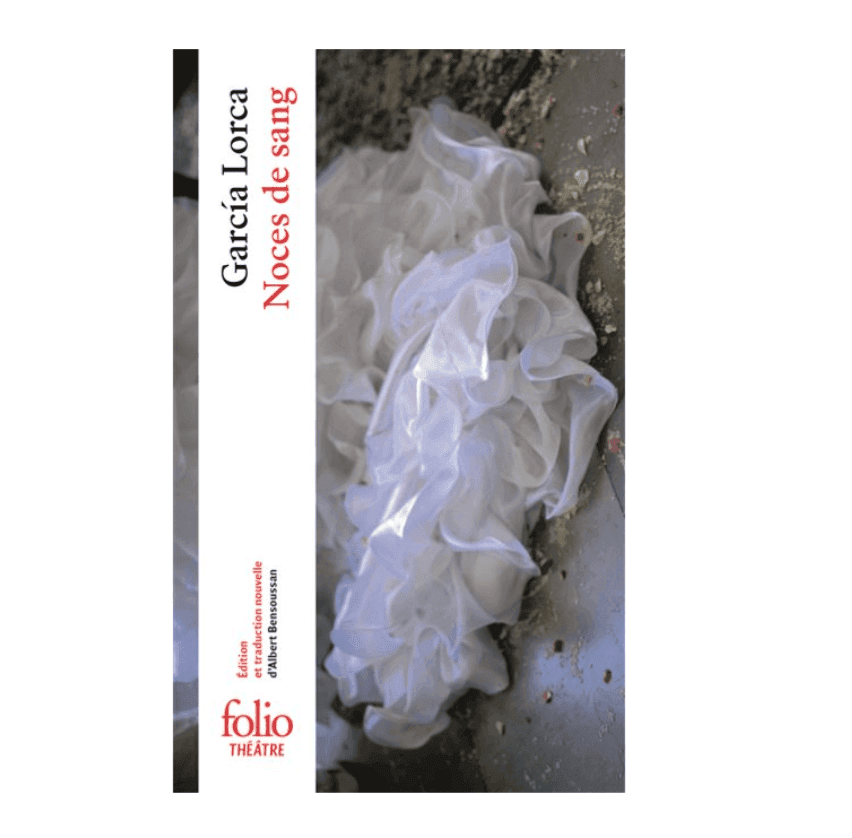 Couverture de « Noces de sang » de García Lorca. Gros plan sur un tissu blanc froissé, avec un texte rouge sur le côté gauche. Le livre fait partie de la collection Folio Théâtre.