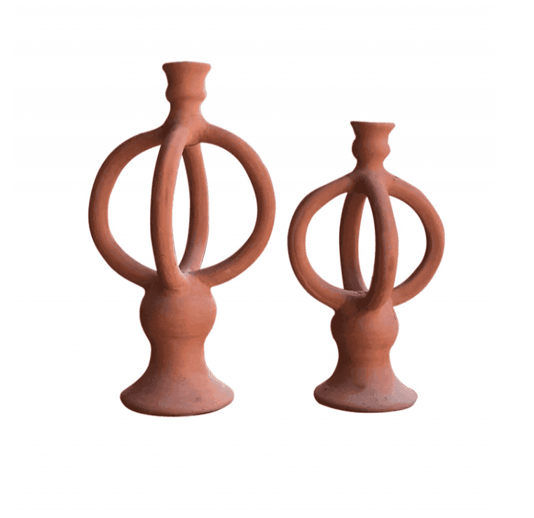 Deux vases en argile aux motifs ajourés uniques. Chaque vase présente un col et une base centraux verticaux, soutenus par des boucles circulaires entrelacées. Les vases sont présentés sur un fond blanc uni.