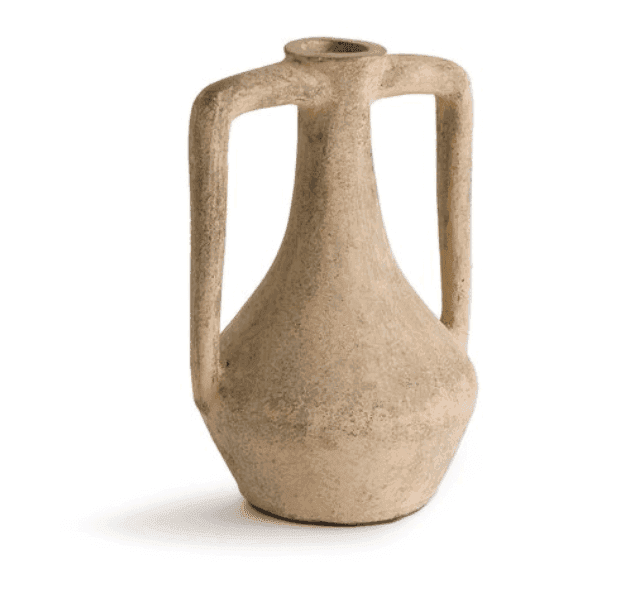 Une amphore beige d'aspect ancien, au corps bulbeux et au col étroit. Ses deux anses verticales, qui s'élèvent de l'épaule et se recourbent sur le col, lui confèrent un aspect classique et intemporel.