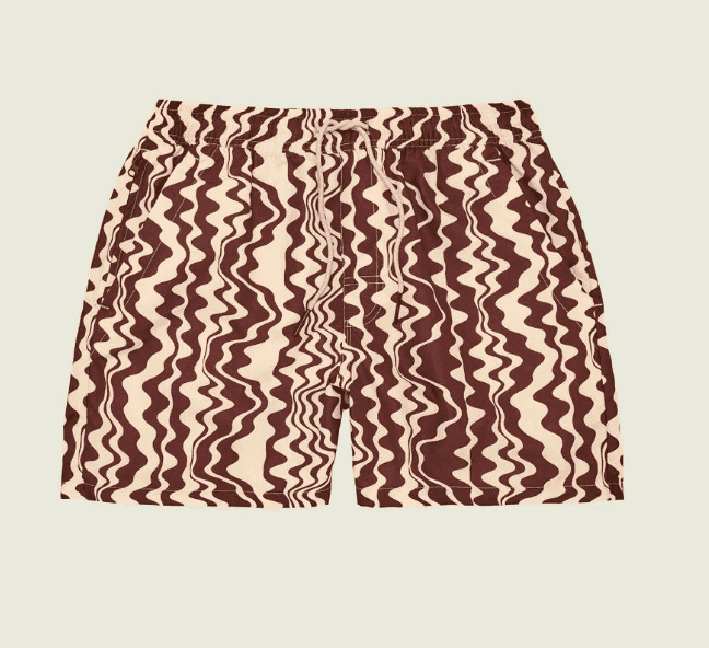 Une paire de maillots de bain avec une taille élastique et un cordon de serrage, présentant un motif en zigzag abstrait et ondulé dans des couleurs crème et marron.