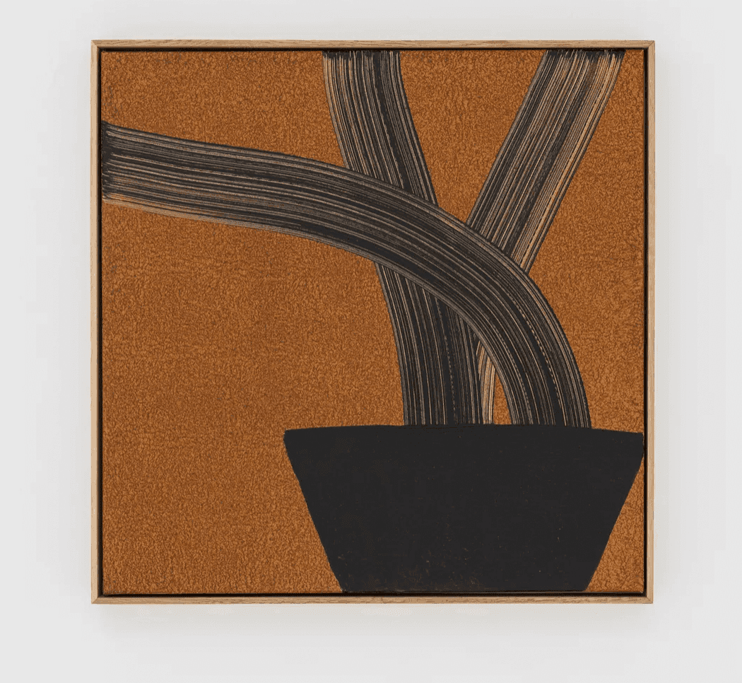 Œuvre abstraite représentant un fond marron avec des lignes courbes noires évoquant des tiges de plantes émergeant d'un pot noir. Les lignes se croisent et s'étendent vers le haut, créant une impression de mouvement et de texture. Encadrée d'une bordure claire.