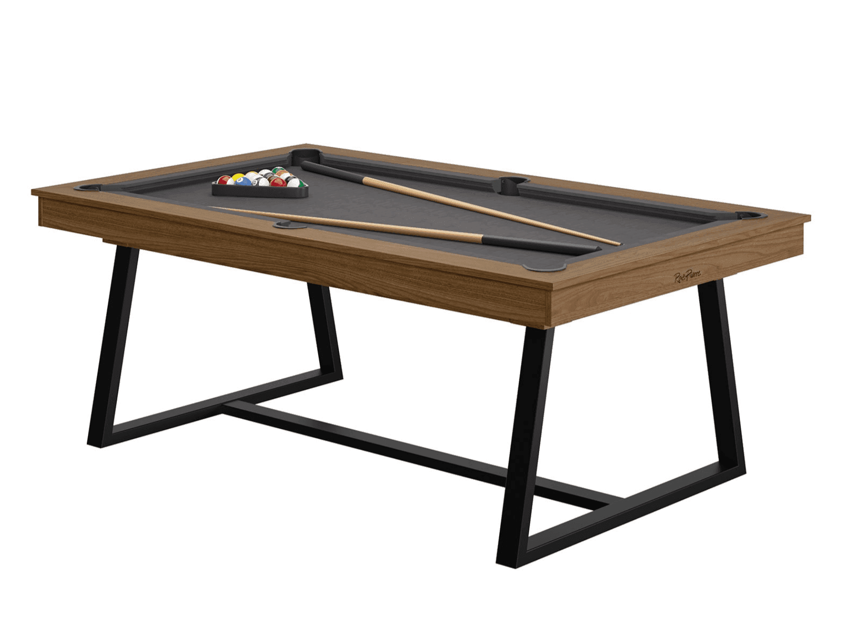 Une élégante table de billard avec un cadre en bois, une surface en feutre noir et des pieds en métal noir. Deux queues de billard et un triangle de boules sont soigneusement disposés sur la table.