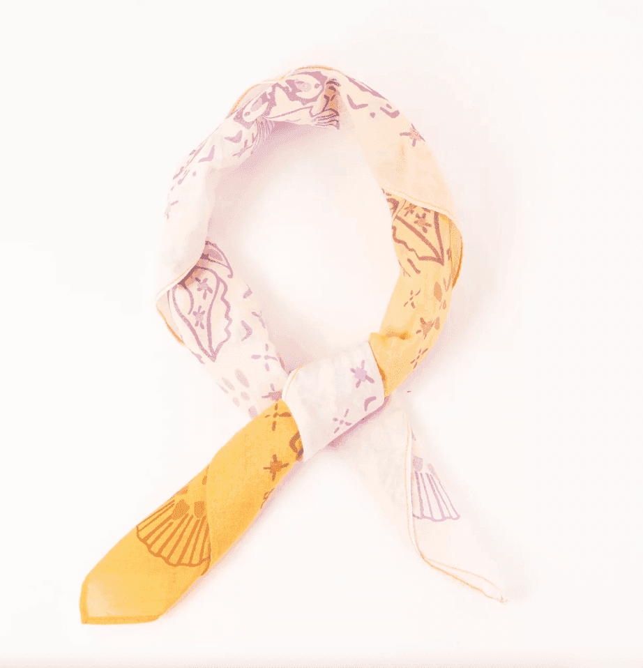 Un foulard en soie torsadé en boucle, orné d'un motif aux tons pastel crème, or et lavande. Ce modèle présente des motifs floraux et feuillus abstraits sur fond blanc.