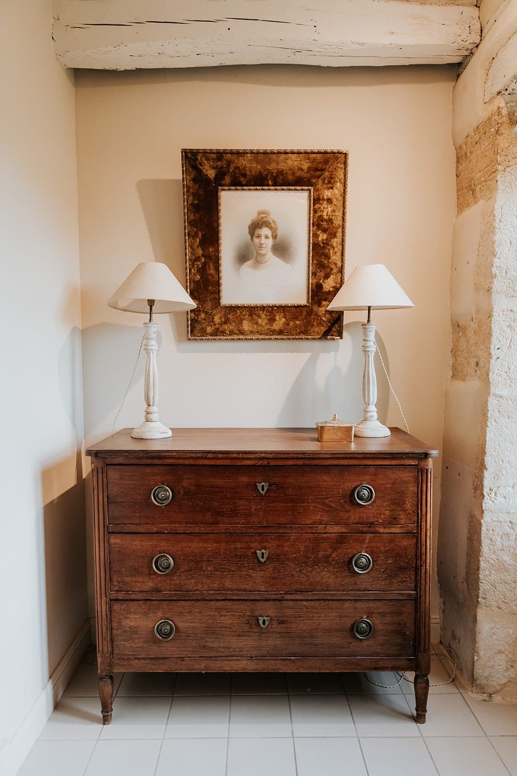 Partout dans la maison sont disséminés de jolis objets de famille. © Émilie Soler