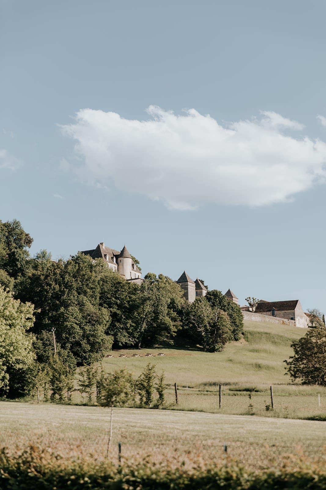 L'un des châteaux de la vallée que l'on peut admirer depuis Le Petit Bois. © Émilie Soler