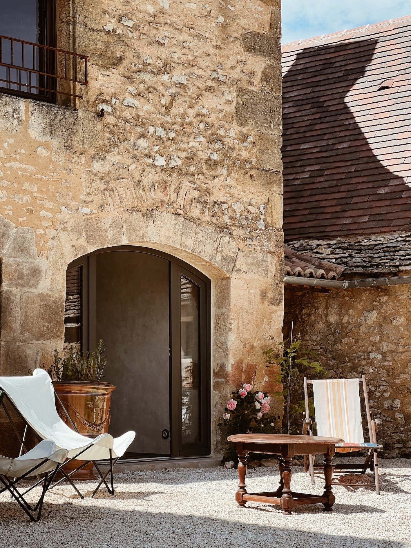 In the courtyard, tanning session between the rose bushes and the stone walls.