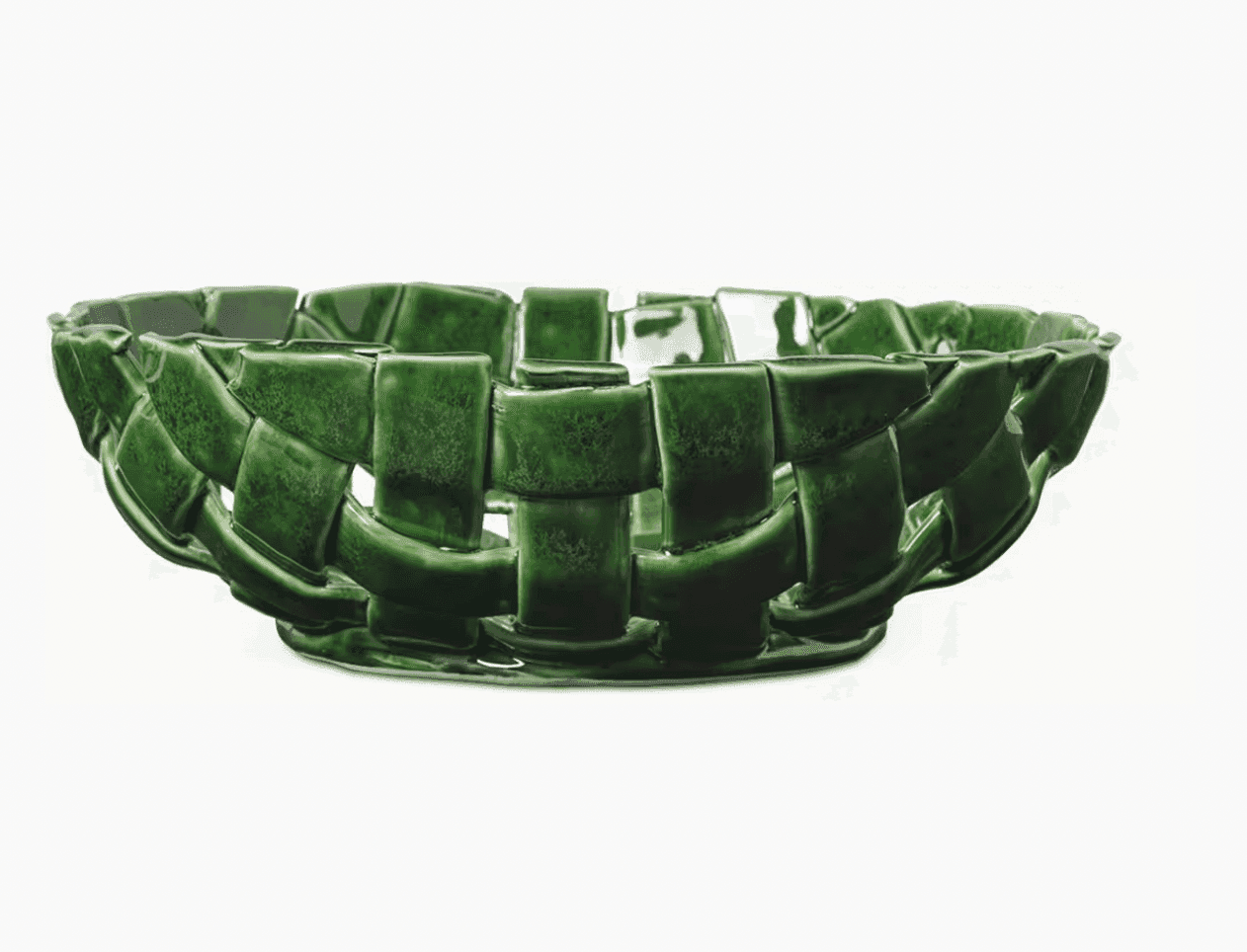 Un bol en céramique verte au motif tissé ouvert, composé de segments rectangulaires brillants qui lui donnent l'aspect d'un panier. Il se détache sur un fond blanc uni.