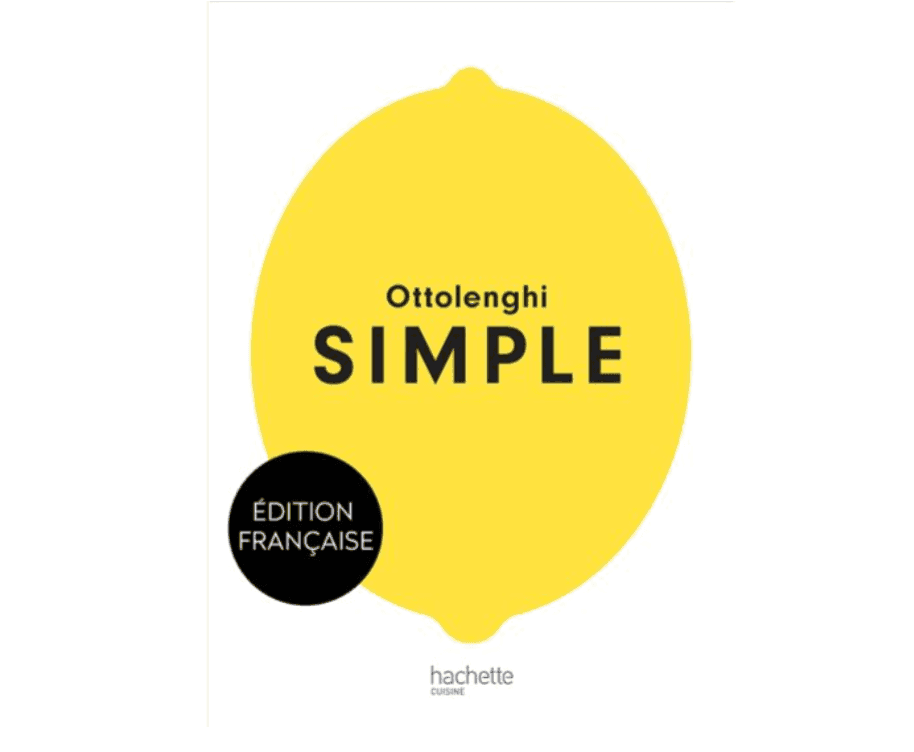 La couverture du livre de cuisine « Ottolenghi Simple » présente un grand citron jaune avec le titre en lettres noires et grasses, ainsi qu'un cercle noir indiquant « Édition Française ». L'éditeur, Hachette Cuisine, figure en bas.
