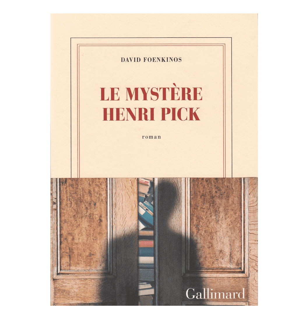 Couverture du livre "Le Mystère Henri Pick" de David Foenkinos, montrant le titre en texte rouge sur un fond crème au-dessus d'une image de portes en bois avec une ombre et un aperçu de livres à l'intérieur.
