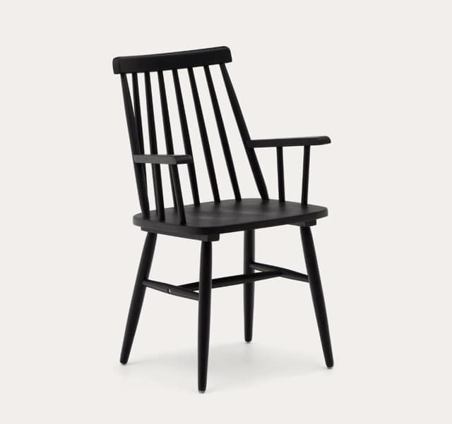 Chaise détourée sur fond blanc, avec accoudoirs