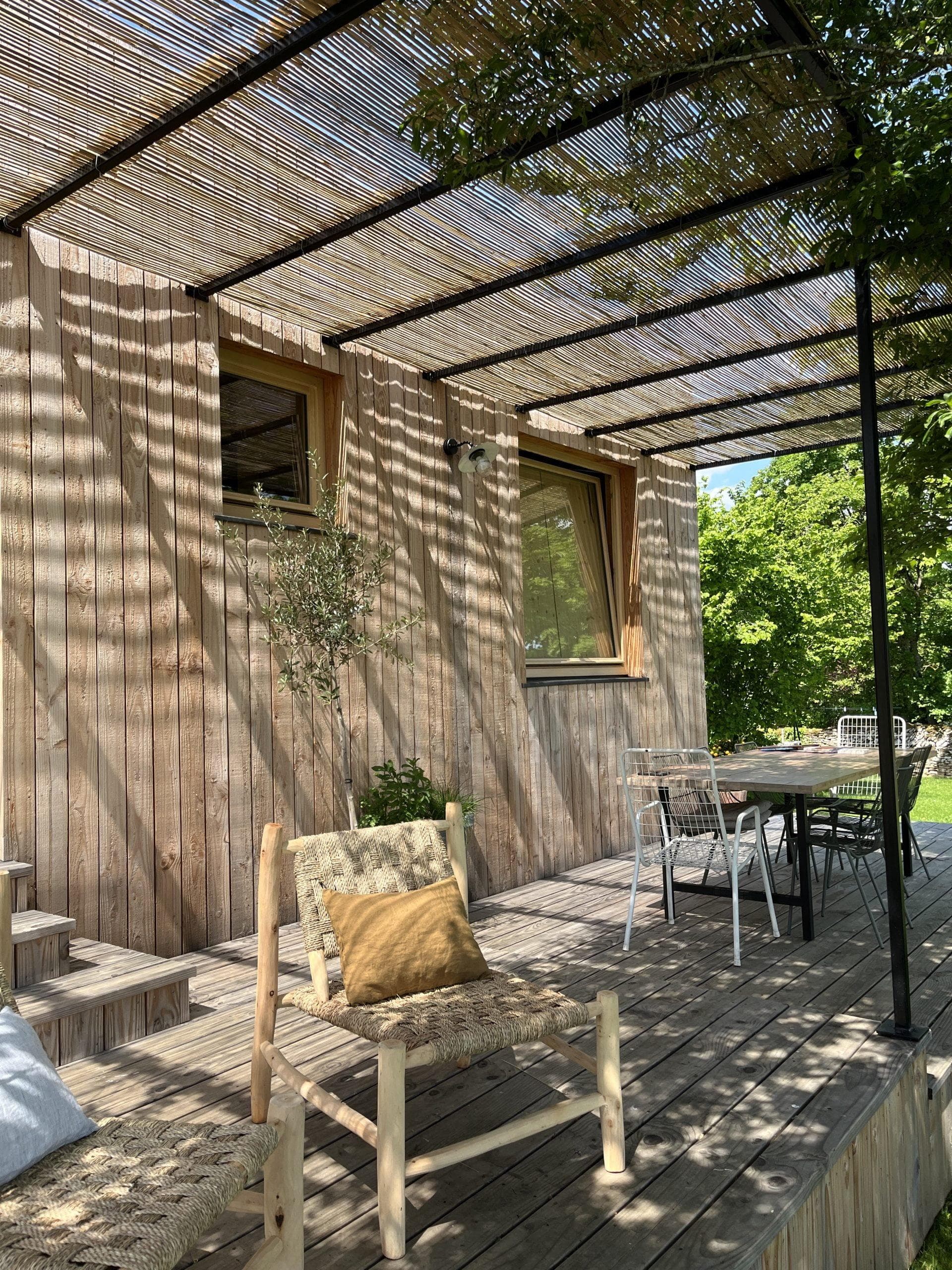 La terrasse de Casa Ladoit, mobilier en bois sous la pergola