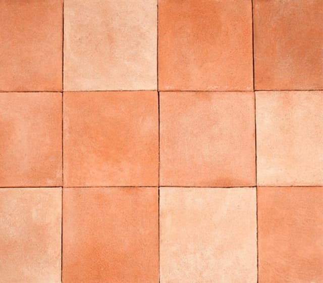 Carrelage en terre cuite patinée main de teintes assorties