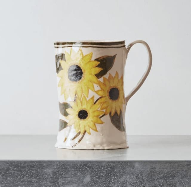 Pichet en céramique avec des dessins de tournesols