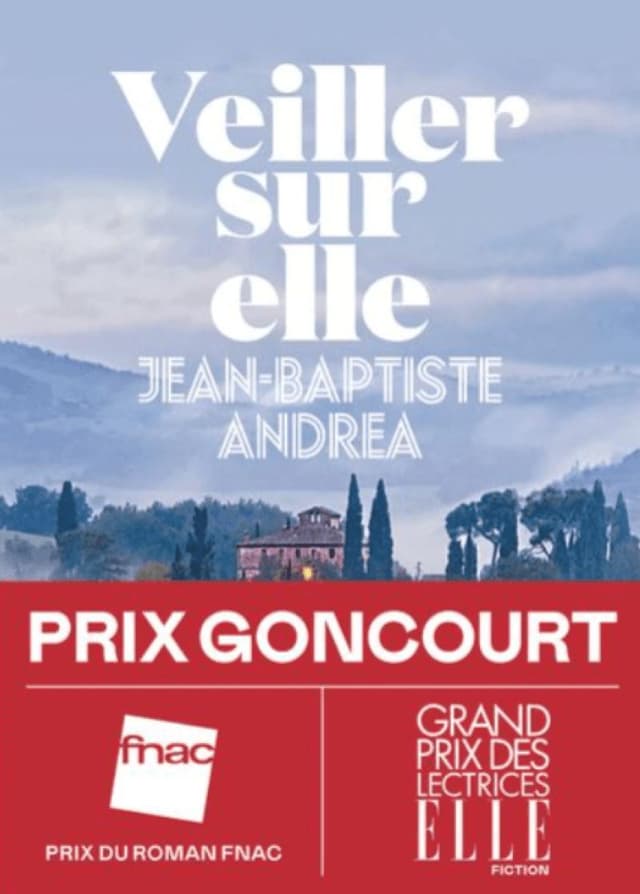 Couverture de "Veiller sur elle" de Jean-Baptiste Andrea, présentant un paysage pittoresque avec des montagnes et des arbres. La partie inférieure affiche les récompenses : Prix Goncourt, Prix du Roman Fnac et Grand Prix des Lectrices Elle Fiction.