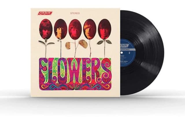 Pochette de disque vinyle représentant cinq fleurs avec des visages humains en guise de fleurs. Le mot « FLOWERS » est écrit en gros caractères psychédéliques colorés en bas. Un disque vinyle noir est partiellement retiré de la pochette.