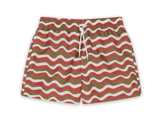 Short à motif ondulé aux couleurs rouge, marron et blanc cassé. Il est doté d'une ceinture élastique avec un cordon de serrage blanc. Le design présente des lignes courbes alternées, créant un look visuellement dynamique.