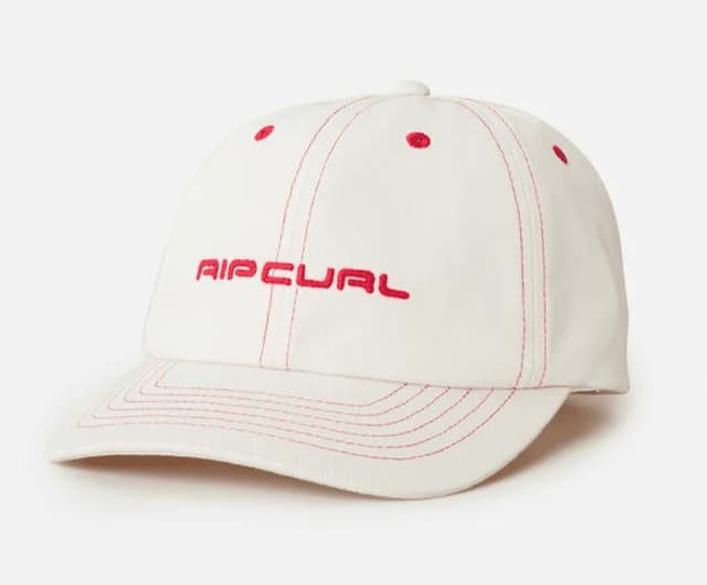 Une casquette de baseball blanche avec des coutures rouges et le mot « RIP CURL » brodé en rouge sur le devant. La casquette est présentée sur un fond blanc uni.
