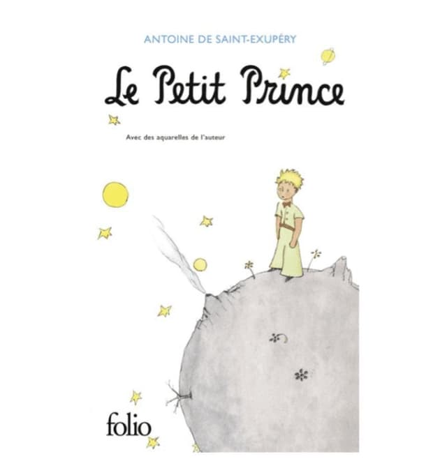 Couverture du livre "Le Petit Prince" d'Antoine de Saint-Exupéry, avec un dessin représentant un jeune garçon avec un foulard debout sur une petite planète ronde avec une fleur et de minuscules volcans. Des étoiles et des planètes sont dispersées sur le fond blanc.