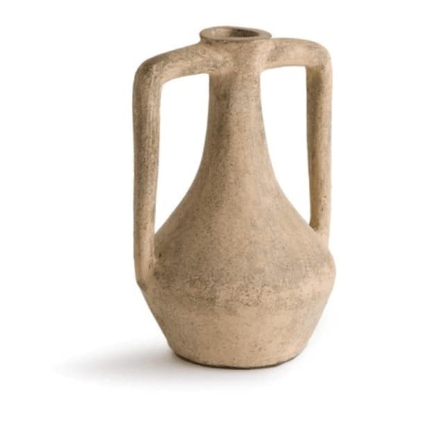 Une amphore beige d'aspect ancien, au corps bulbeux et au col étroit. Ses deux anses verticales, qui s'élèvent de l'épaule et se recourbent sur le col, lui confèrent un aspect classique et intemporel.