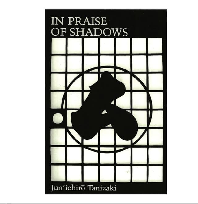 Couverture du livre « In Praise of Shadows » de Jun'ichirō Tanizaki, représentant la silhouette d'une théière japonaise traditionnelle sur un fond d'écran shoji en forme de grille en noir et blanc.