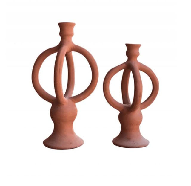 Deux vases en argile aux motifs ajourés uniques. Chaque vase présente un col et une base centraux verticaux, soutenus par des boucles circulaires entrelacées. Les vases sont présentés sur un fond blanc uni.