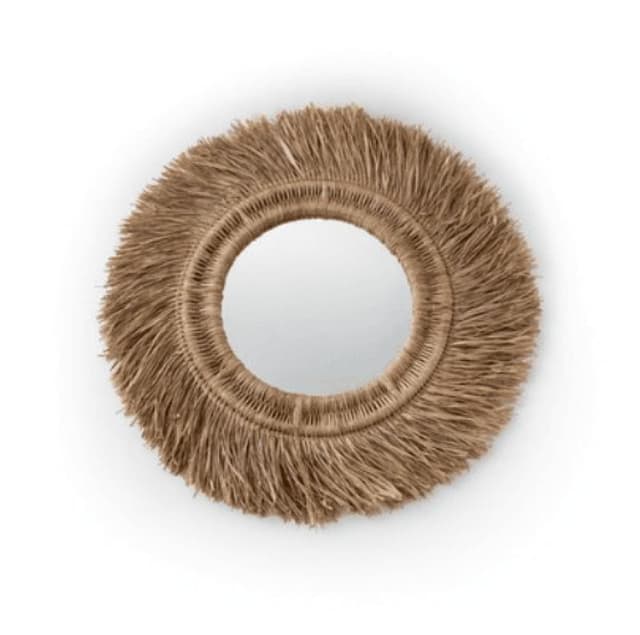 Miroir décoratif rond avec une bordure à franges en forme de paille.