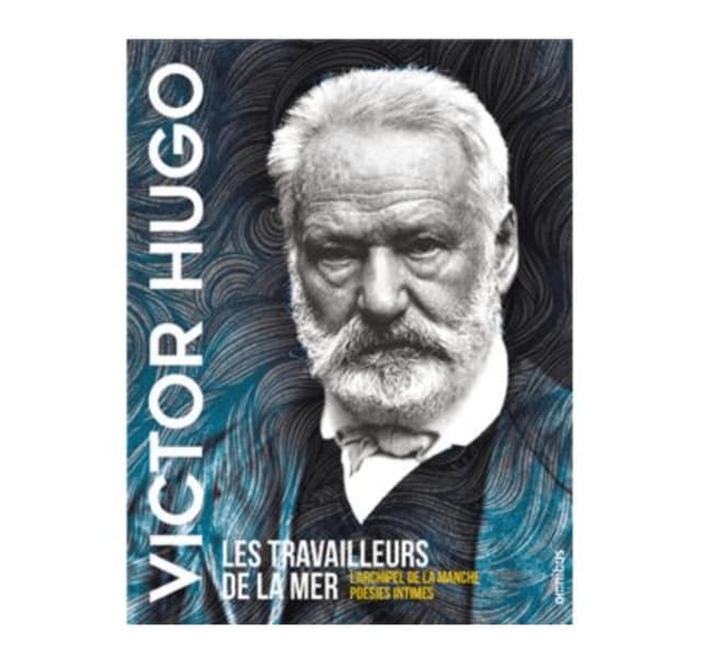 Couverture du livre avec un portrait en noir et blanc de Victor Hugo sur fond sombre et tourbillonnant. Texte : « VICTOR HUGO, LES TRAVAILLEURS DE LA MER, L'ARCHIPEL DE LA MANCHE, POÉSIES INTIMES. ».