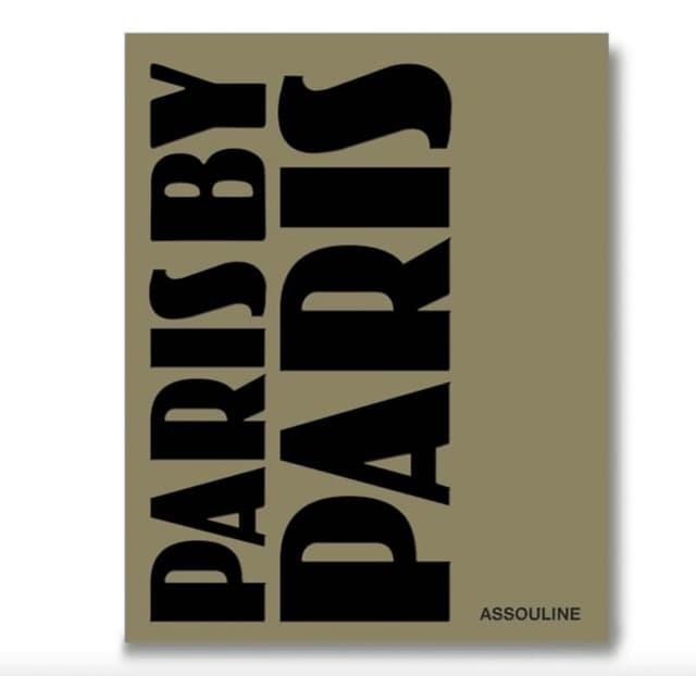 La couverture d'un livre au fond kaki présente un grand texte noir « PARIS BY PARIS » superposé verticalement et horizontalement. Le nom de l'éditeur, « ASSOULINE », apparaît en petit texte noir dans le coin inférieur droit.