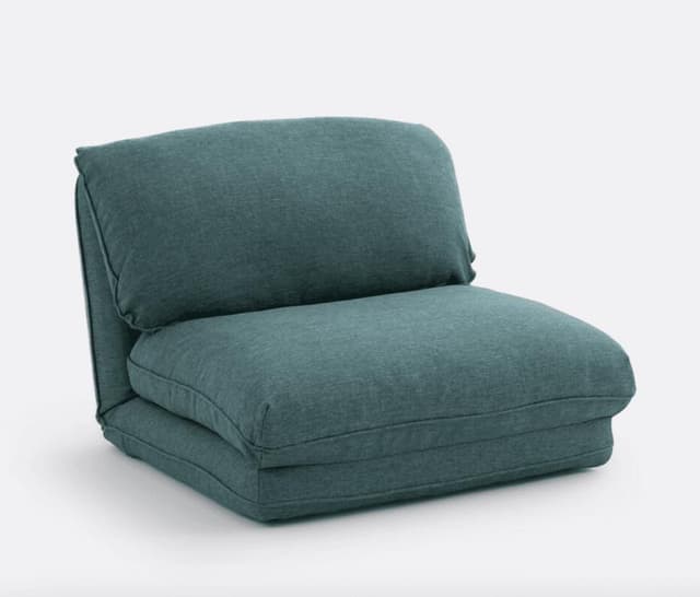 Chaise sarcelle sans accoudoirs, avec assise et dossier épais et rembourrés, revêtus d'un tissu doux, sur fond blanc uni.