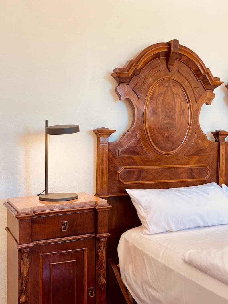 Mobilier d'un autre temps et literie plus que confortable. 
