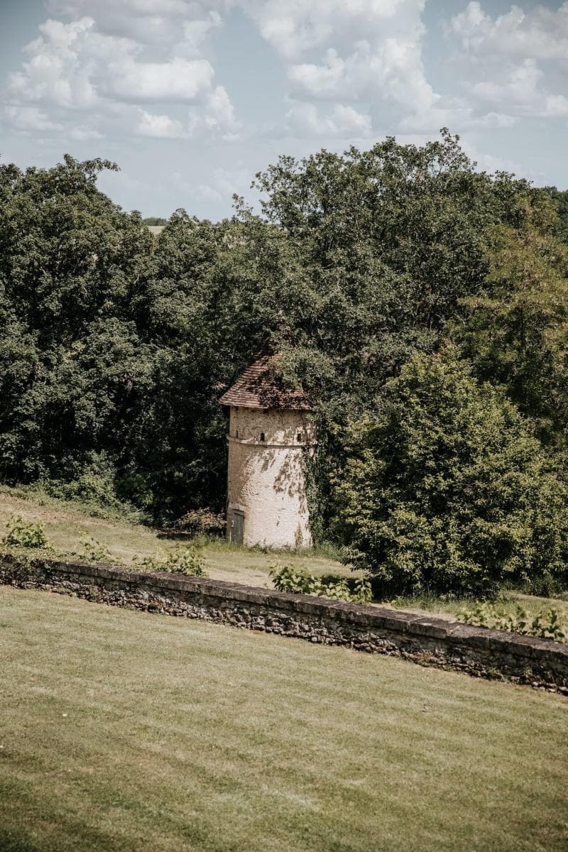 Un ancien pigeonnier encore sur pied. © Émilie Soler 
