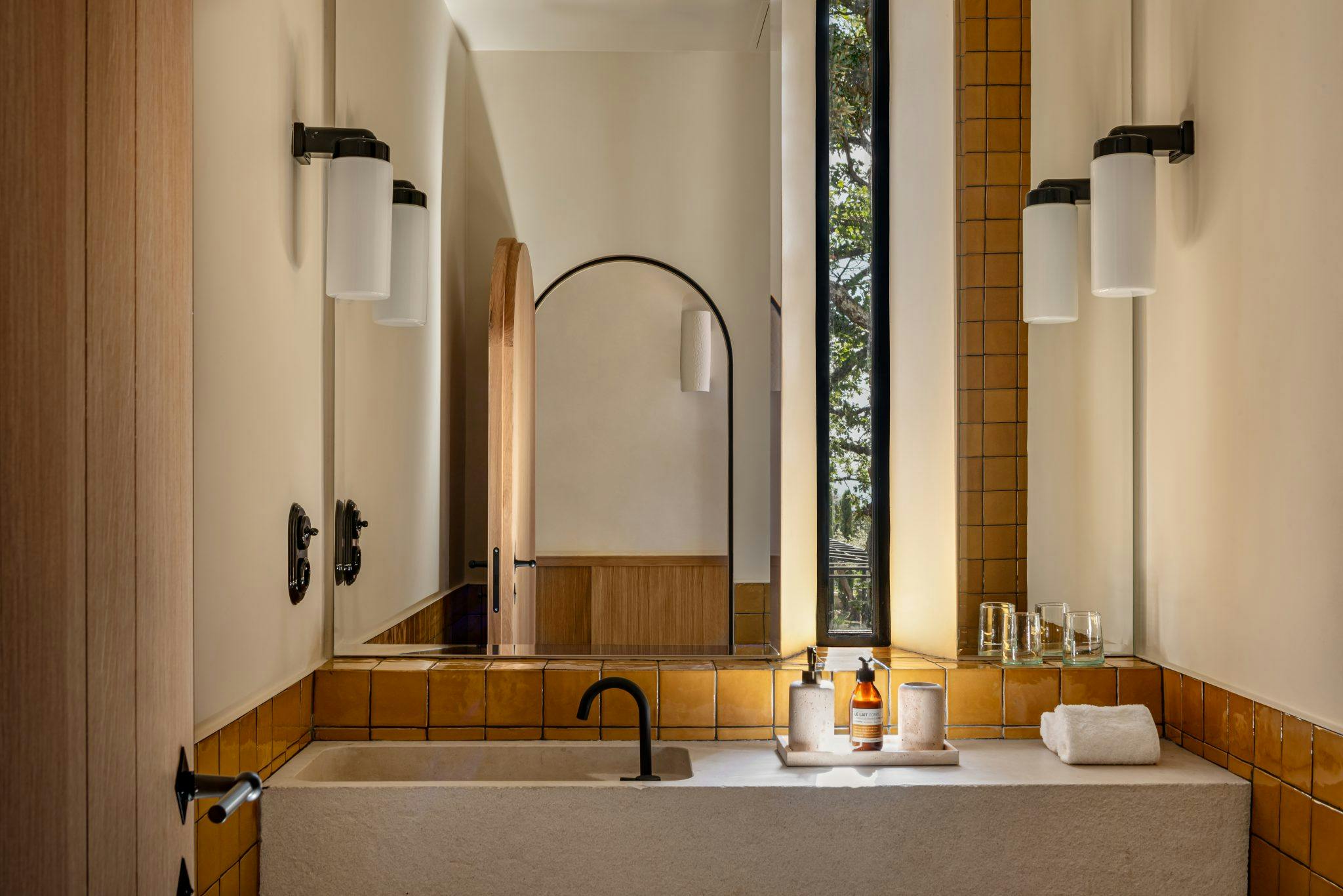 salle de bain en faïence jaune de style provençal aux Hauts de Gordes