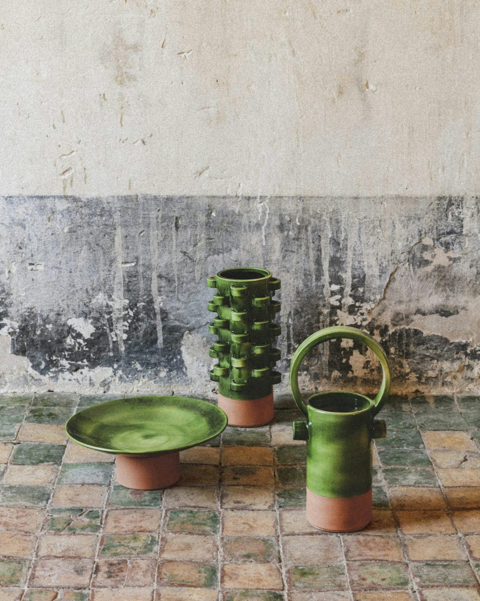 Vases en terre cuite, émaillé vert, posés sur un sol ancien